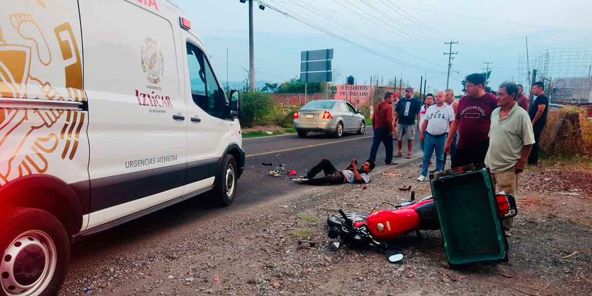 Motociclista se estrella con camioneta en la carretera Izúcar-Atencingo