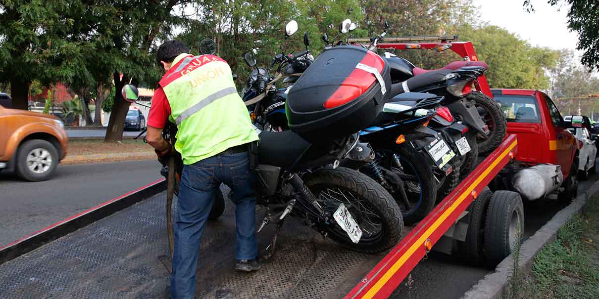 Motociclistas, los clientes de Tránsito Municipal, circulan sin casco ni licencia