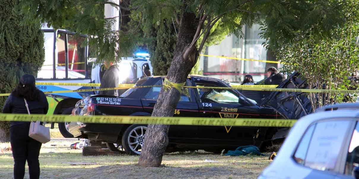 Una patrulla de la Policía Municipal de Puebla chocó contra taxi; hay un muerto