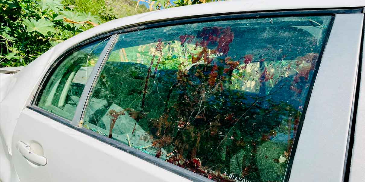 Mujer vive de milagro tras destrozar su auto en Izúcar
