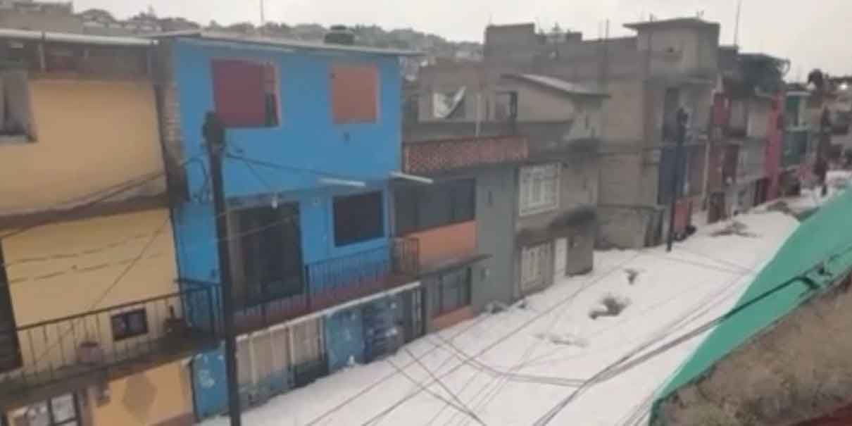Espuma de aguas negras inunda calles de Naucalpan tras intensas lluvias