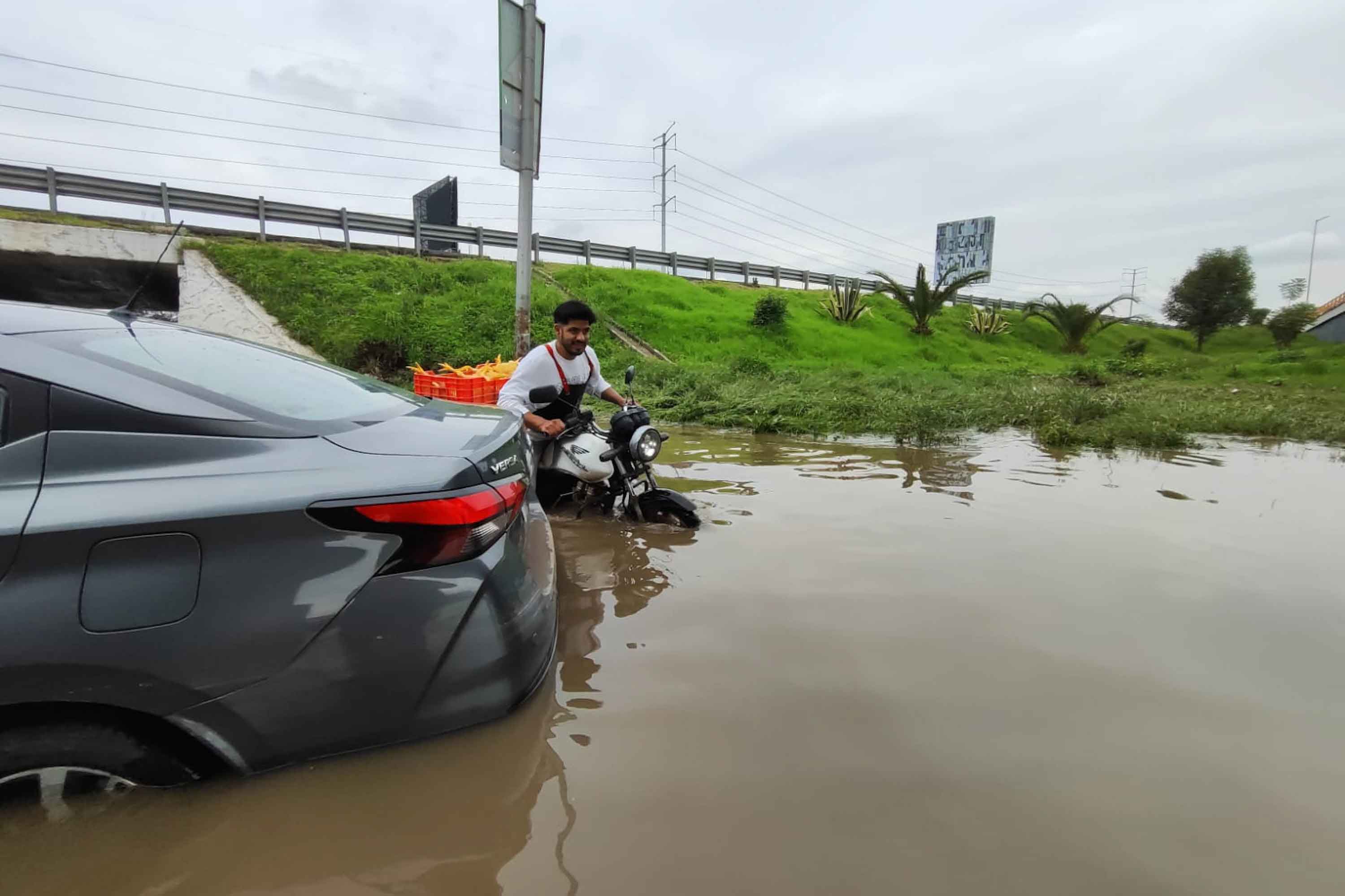 No es Venecia: puente Los Ángeles sigue bajo el agua tras intensas lluvias