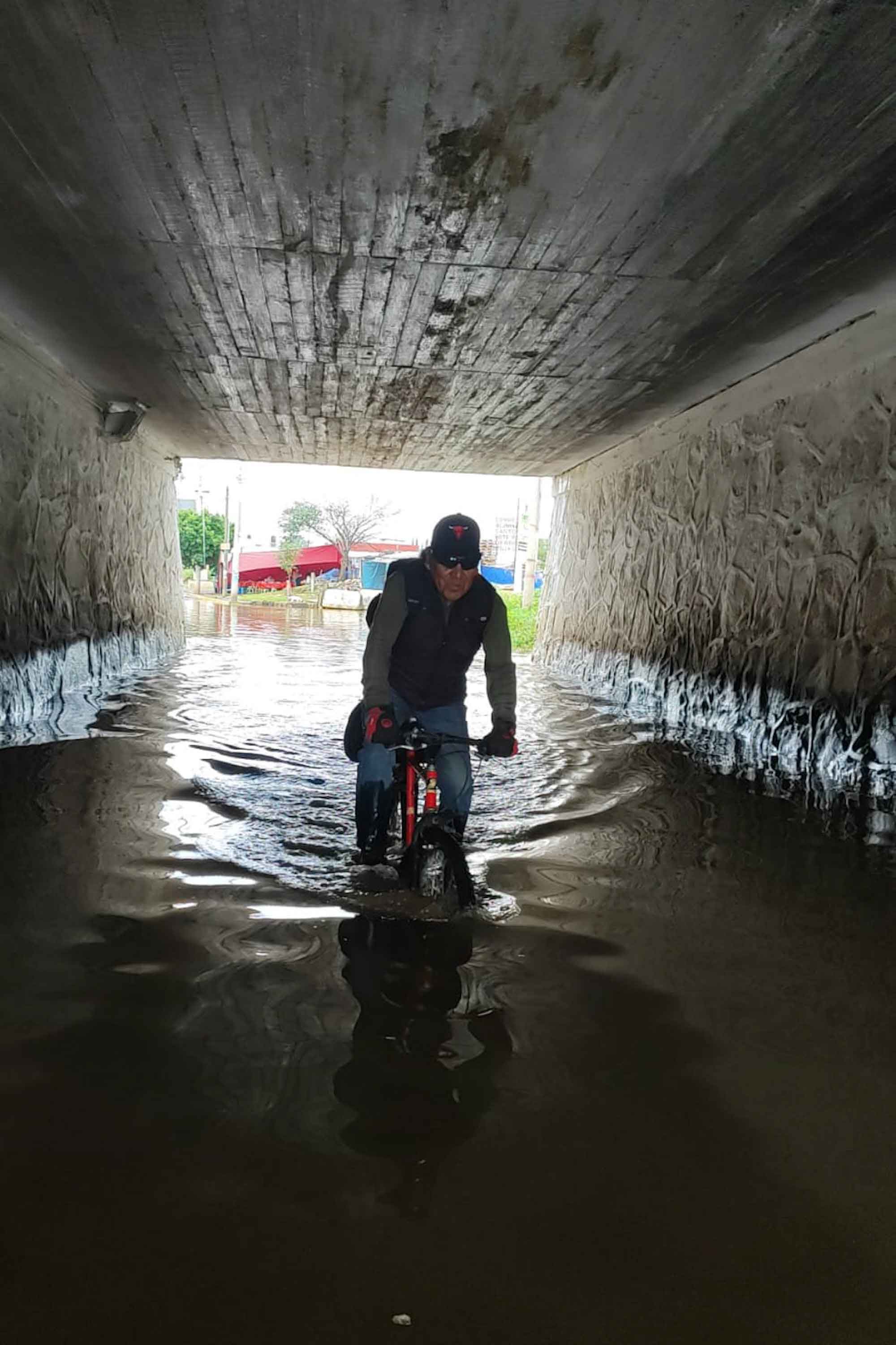 No es Venecia: puente Los Ángeles sigue bajo el agua tras intensas lluvias