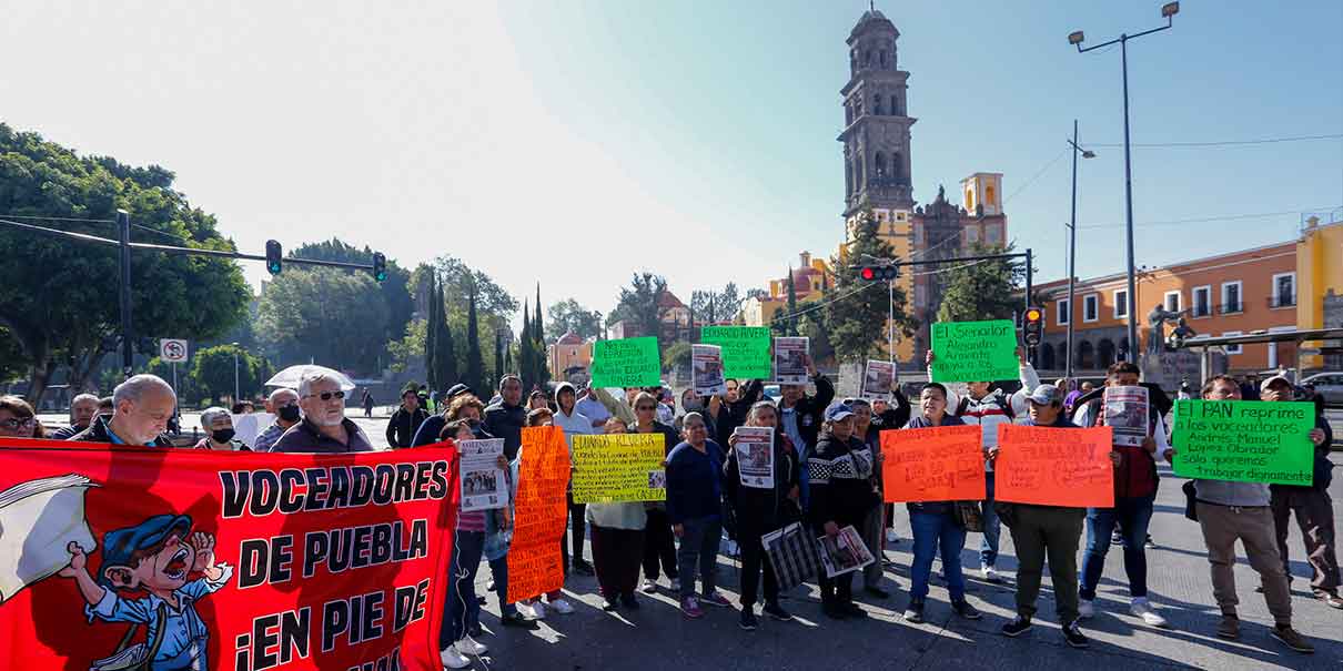 Voceadores protestan por el retiro de casetas en la capital poblana