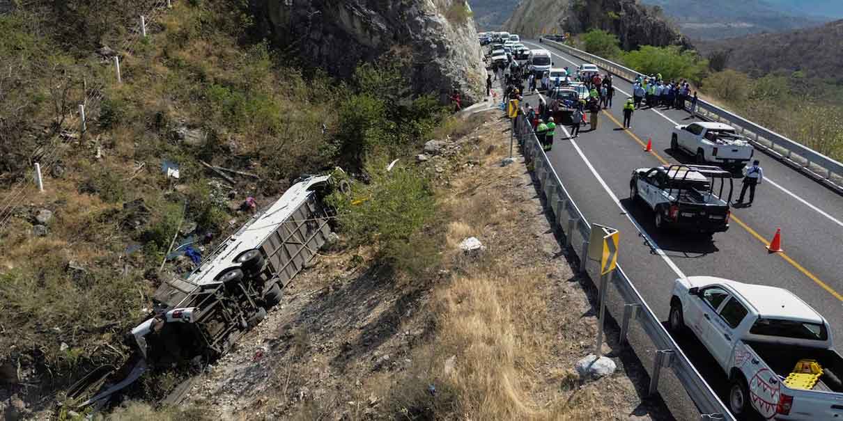 Tragedia en Oaxaca: Volcadura de autobús cobra la vida de 18 militantes de Morena y deja 24 heridos