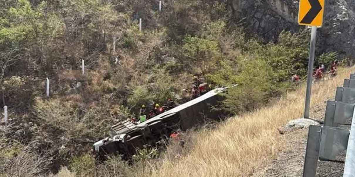 Oaxaca de luto: Volcadura de autobús deja 18 muertos y 24 heridos, todos militantes de Morena