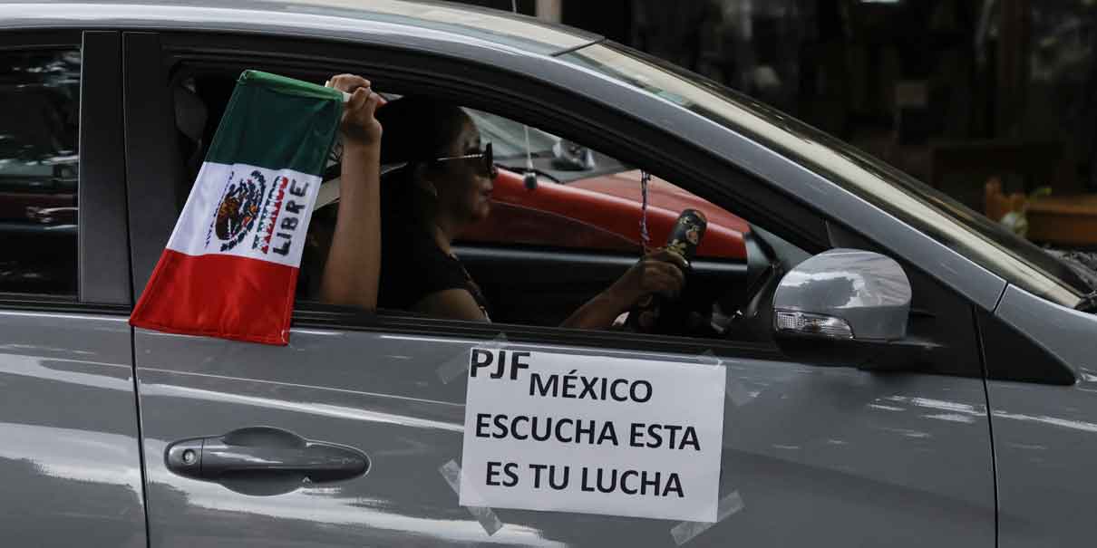 Paralizan trabajadores del Poder Judicial el centro de la capital con Caravana Fúnebre