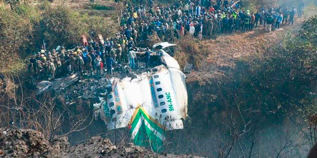 Estremecedor VIDEO del momento en el que un avión con 72 personas se precipita en Nepa