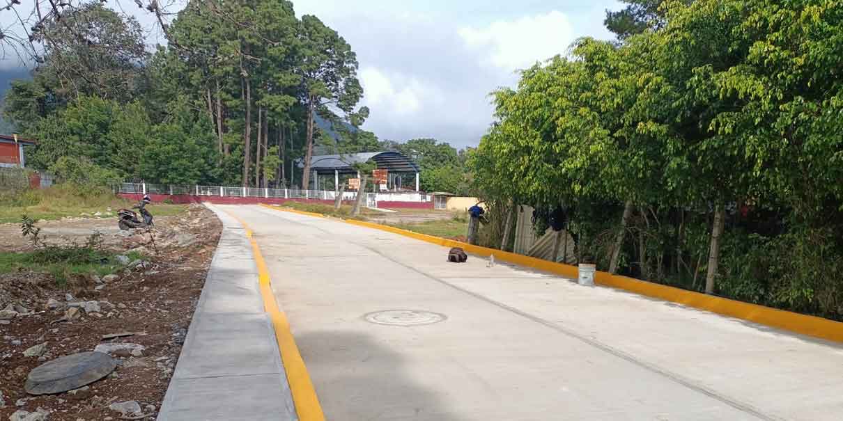 Pavimentación de calle beneficiará a estudiantes y docentes de Huauchinango