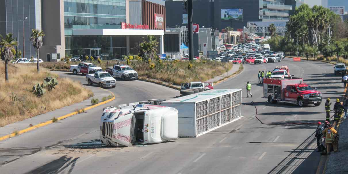 Volcadura de tráiler con tanques de gas en la Vía Atlixcáyotl genera caos vial