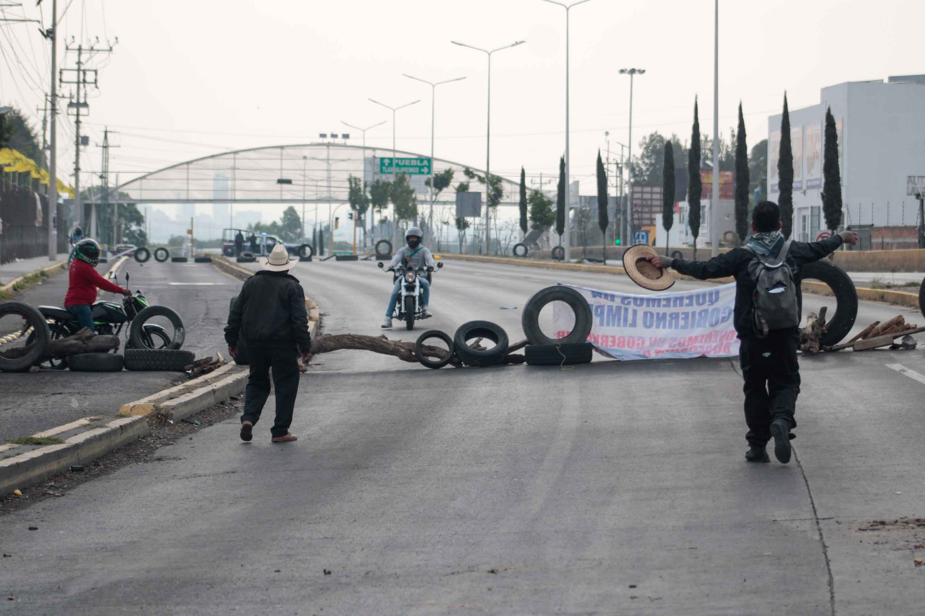 Permanece bloqueo en la carretera federal a Atlixco: pueblos originarios exigen diálogo directo con la alcaldesa