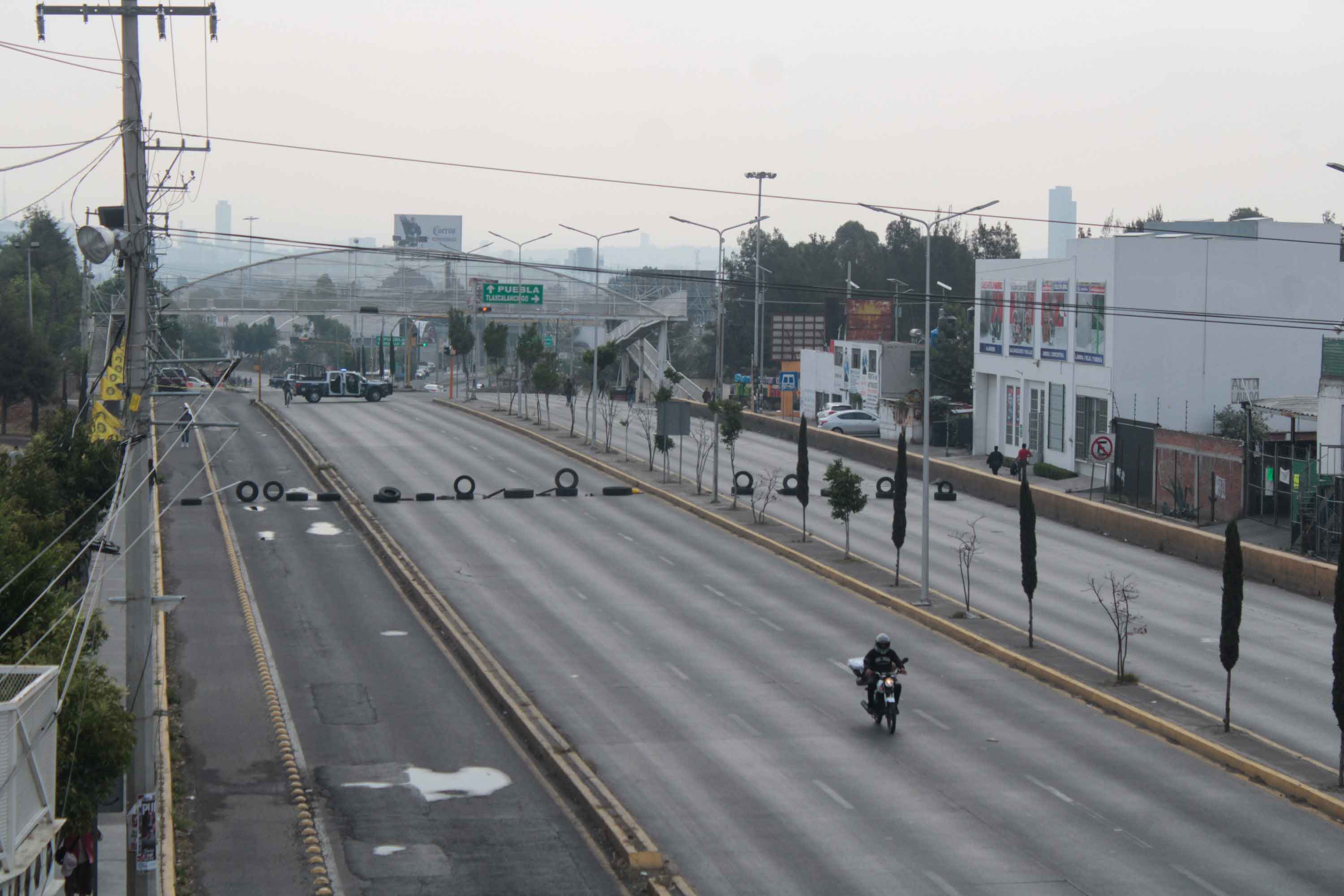 Permanece bloqueo en la carretera federal a Atlixco: pueblos originarios exigen diálogo directo con la alcaldesa