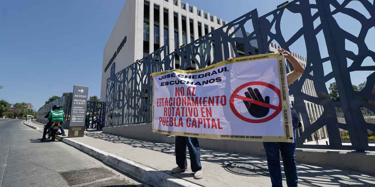 Piden libertad de alcaldes detenidos y rechazan tarifa de parquímetros en el Congreso de Puebla