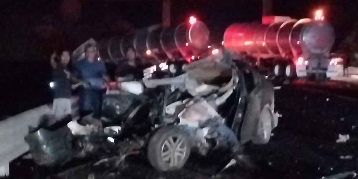 Tractocamión destroza auto en la federal Pachuca-Tuxpan; hay dos muertos