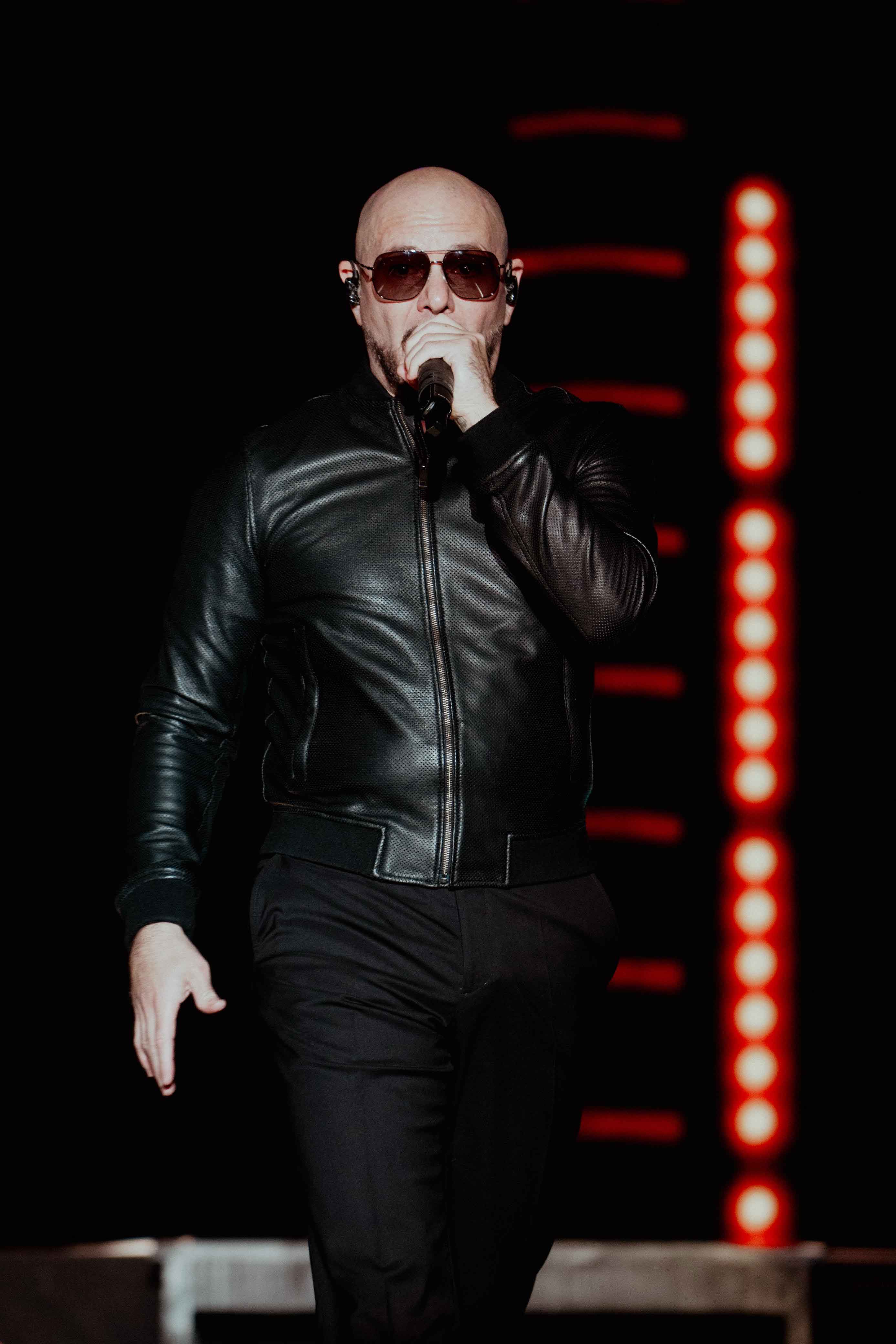 Miles de fans cantaron y bailaron con Pitbull