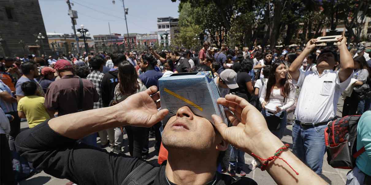 Desde el zócalo de Puebla poblanos observan el eclipse de Sol