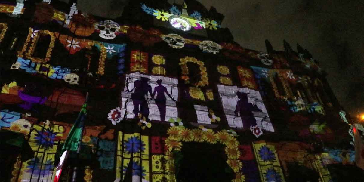 Poblanos disfrutaron del video mapping y espectáculo de drones alusivos al Día de Muertos