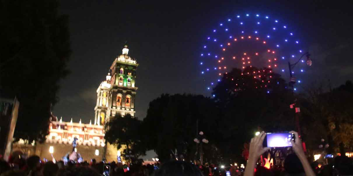 Poblanos disfrutaron del video mapping y espectáculo de drones alusivos al Día de Muertos