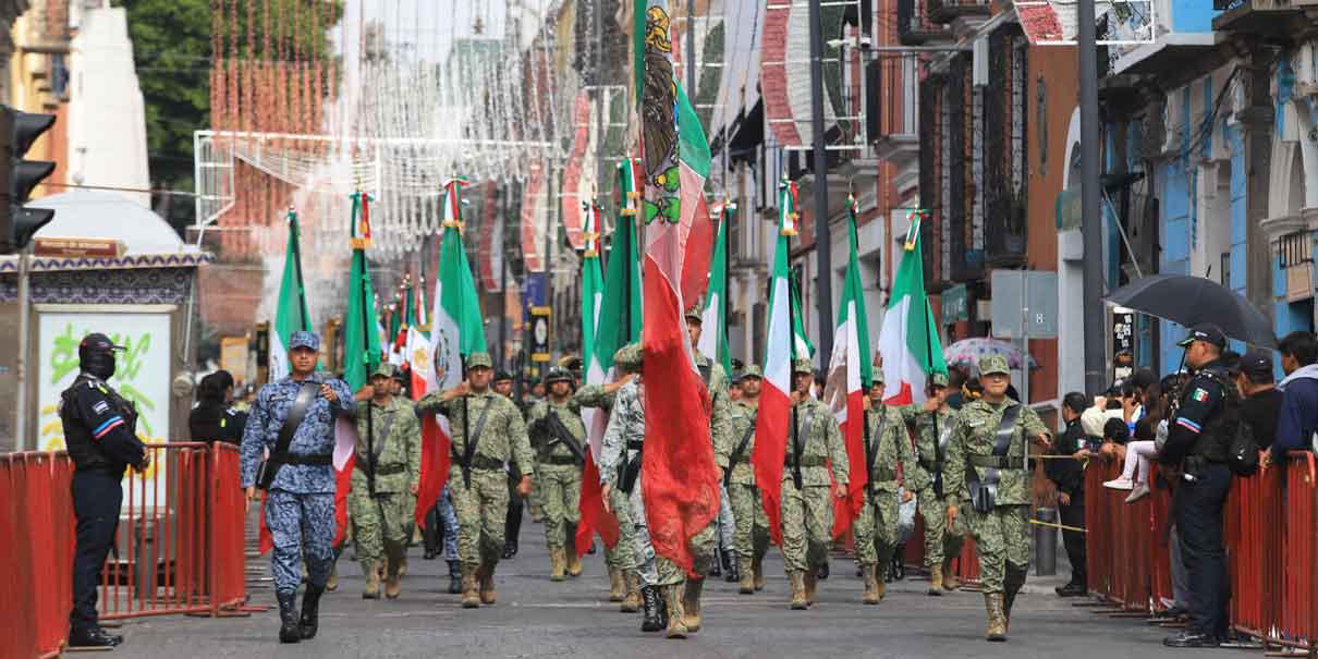 Espectacular desfile cívico militar en Puebla, marcharon mil 168 elementos de la fuerza pública