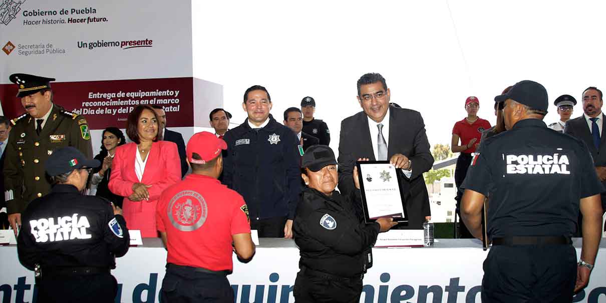 Policías de Puebla recibieron reconocimientos y apoyos del gobierno estatal