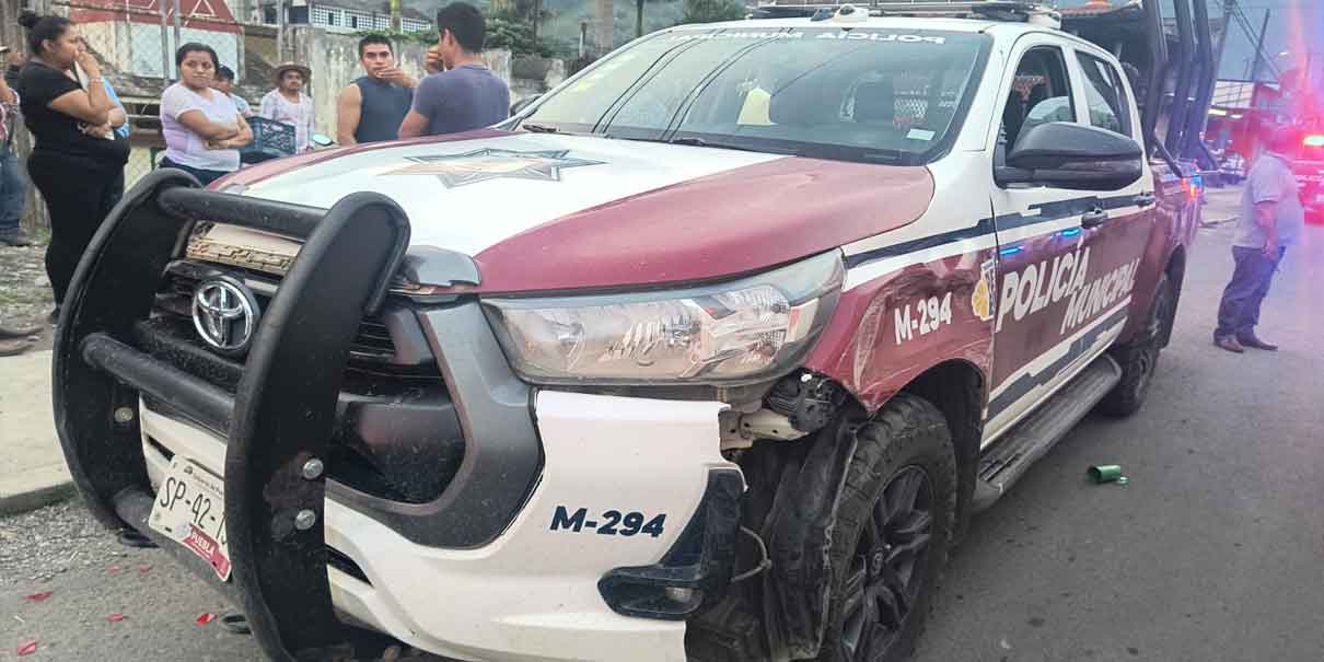 Patrulla de la Policía Municipal de Zihuateutla, impacta contra dos autos