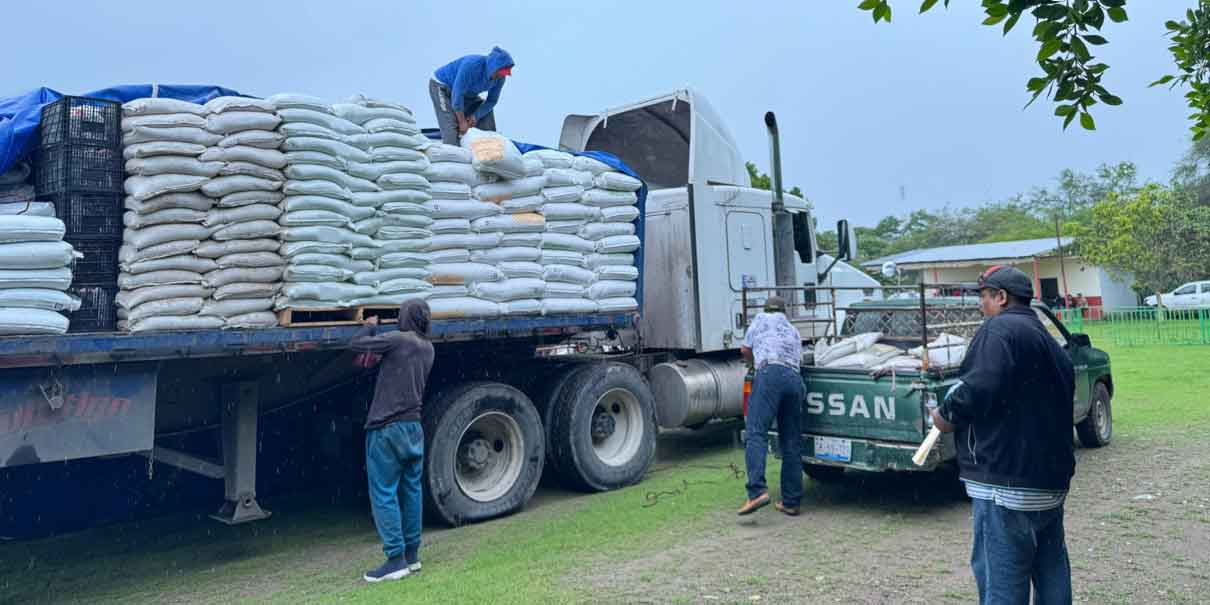 Productores de la Mixteca recibieroninsumos para el campo