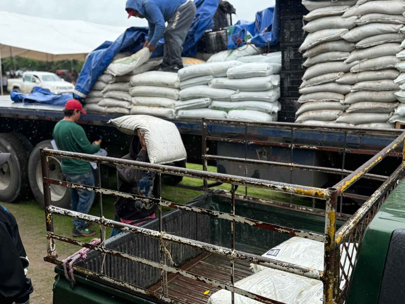 Productores de la Mixteca recibieroninsumos para el campo