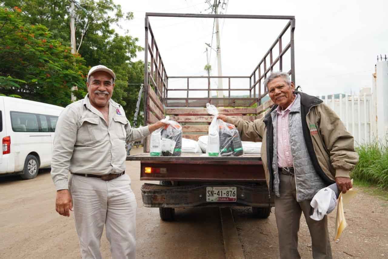 Productores de la Mixteca recibieroninsumos para el campo