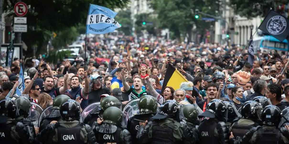 Brutal represión en Buenos Aires: jubilados y manifestantes enfrentan violencia desmedida