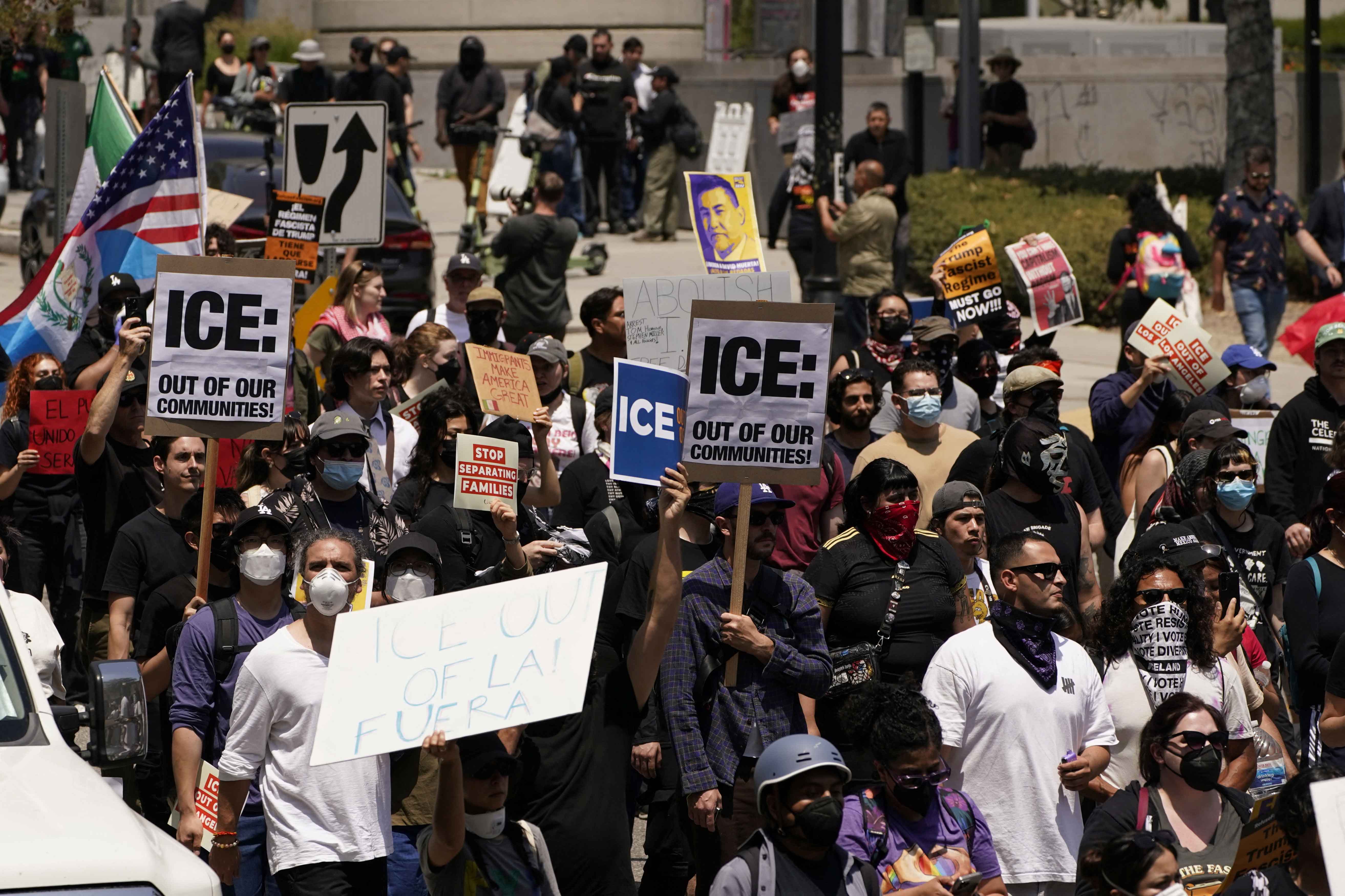 Protestas contra redadas de ICE crecen en EU; Pentágono manda más refuerzo militar