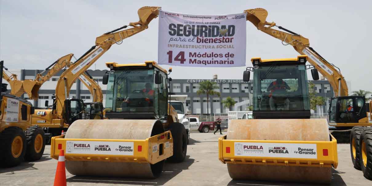 Entregan maquinaria pesada en Puebla para reactivar obra pública