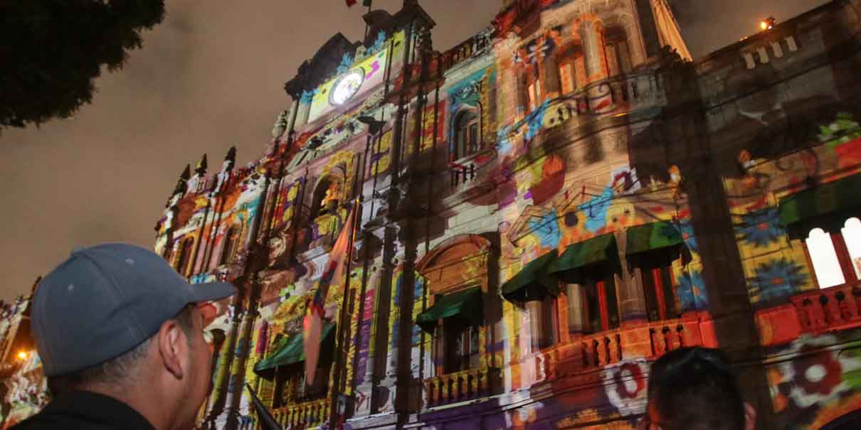 Poblanos disfrutaron del video mapping y espectáculo de drones alusivos al Día de Muertos