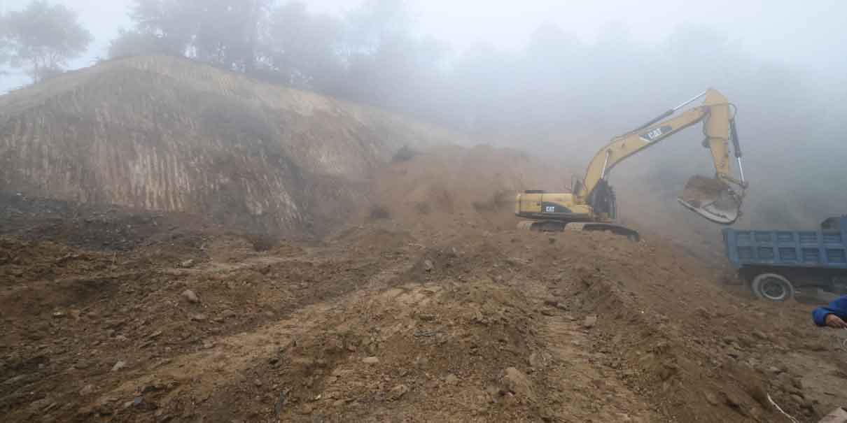 Maquinaria reabrió carretera en la región de Eloxochitlán; Armenta recorrió zona