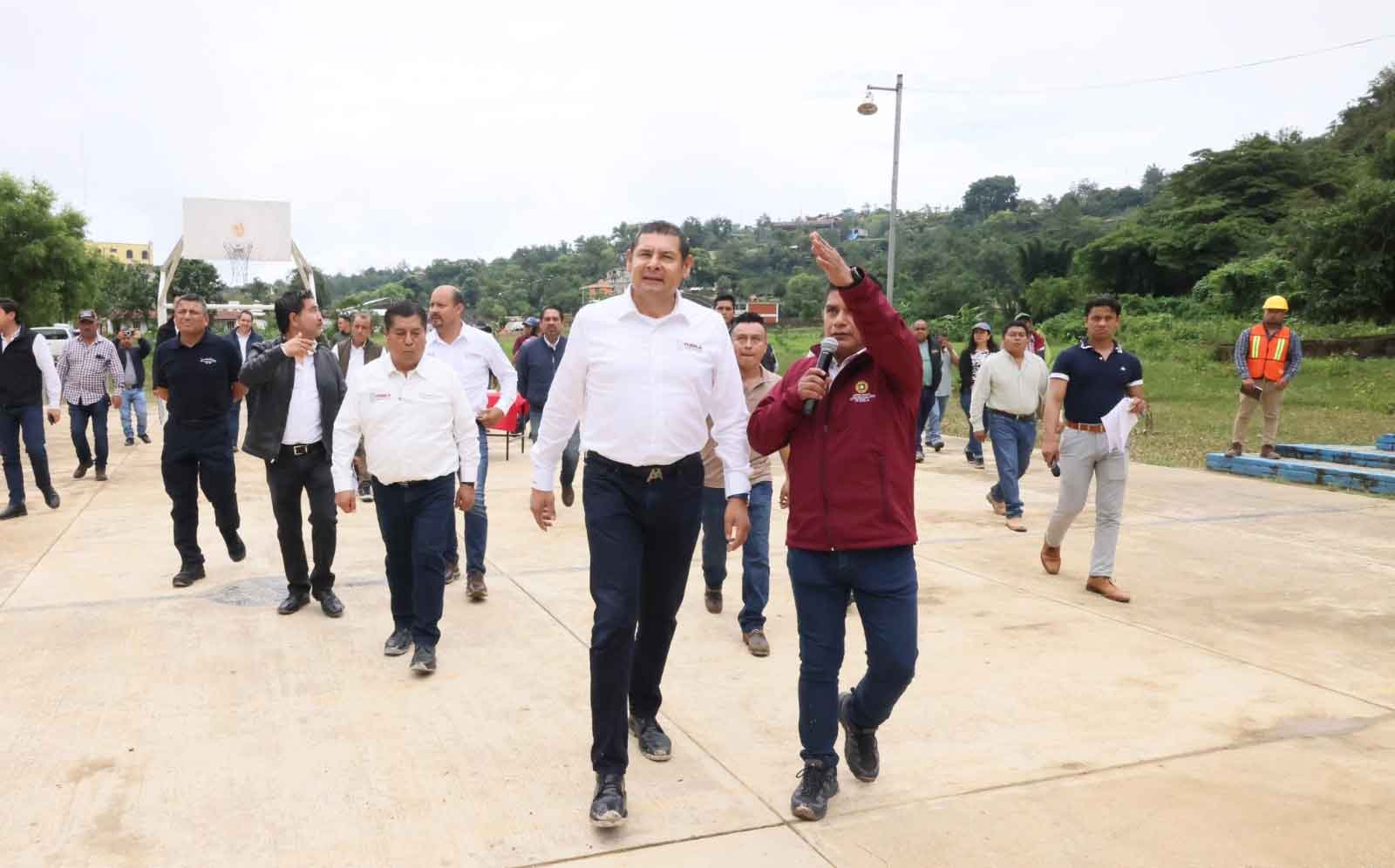 Maquinaria reabrió carretera en la región de Eloxochitlán; Armenta recorrió zona