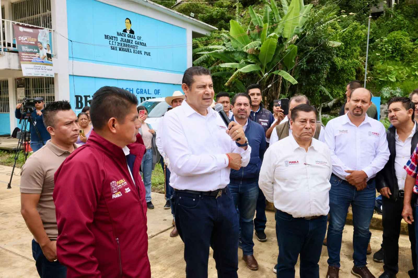 Maquinaria reabrió carretera en la región de Eloxochitlán; Armenta recorrió zona