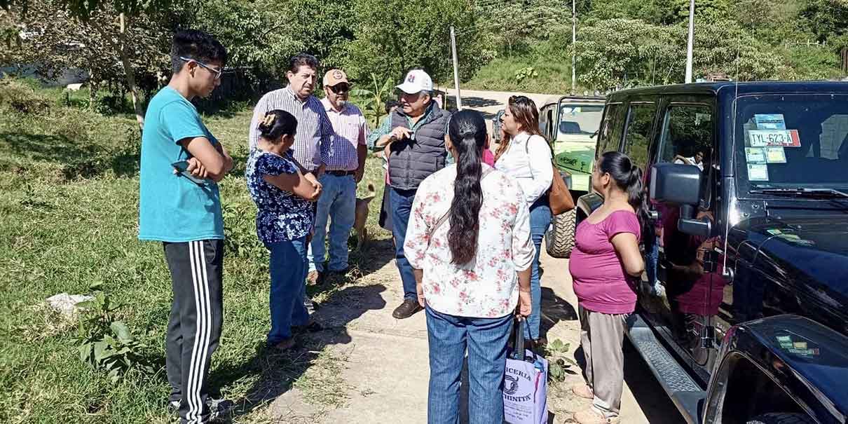 Autoridades de Huauchinango supervisan terreno donado para construir preescolar