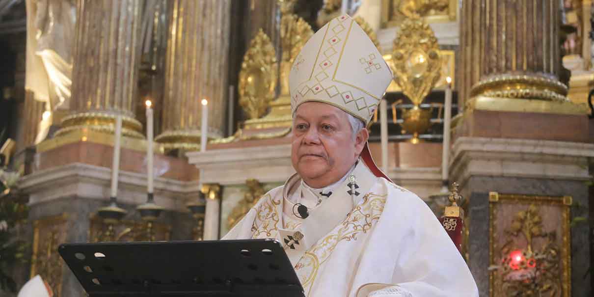 Recuperado de cirugía, Arzobispo reapareció en ordenación sacerdotal