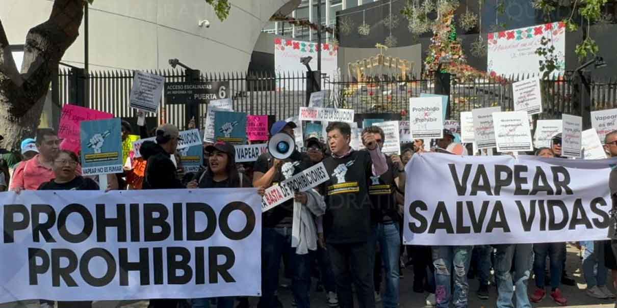 Protestan a favor del vapeo en las inmediaciones del Senado