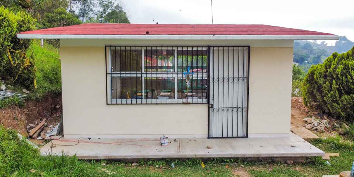 Rogelio López Angulo entregó nueva aula al preescolar de Nopala, en Huauchinango