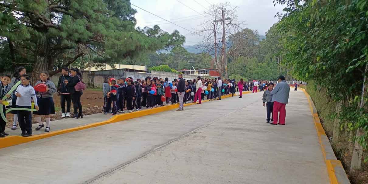 Pavimentación de calle beneficiará a estudiantes y docentes de Huauchinango