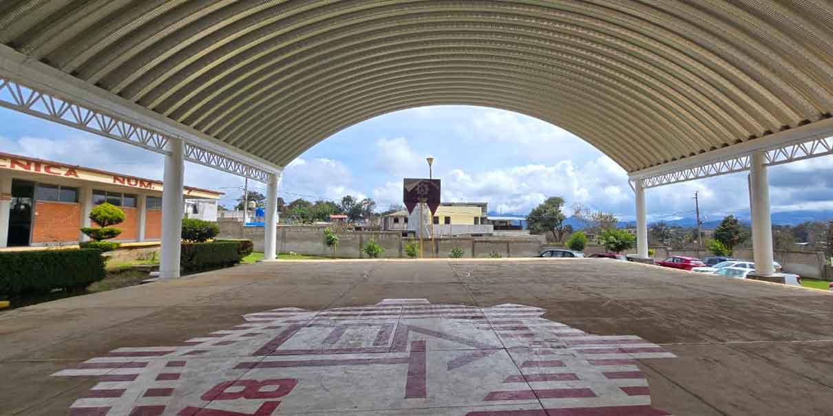 Se entregaron obras educativas y camiones recolectores de basura en Zacatlán