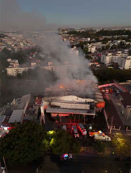 Se incendia Gran Bodega de Amalucan; rescatan a trabajador