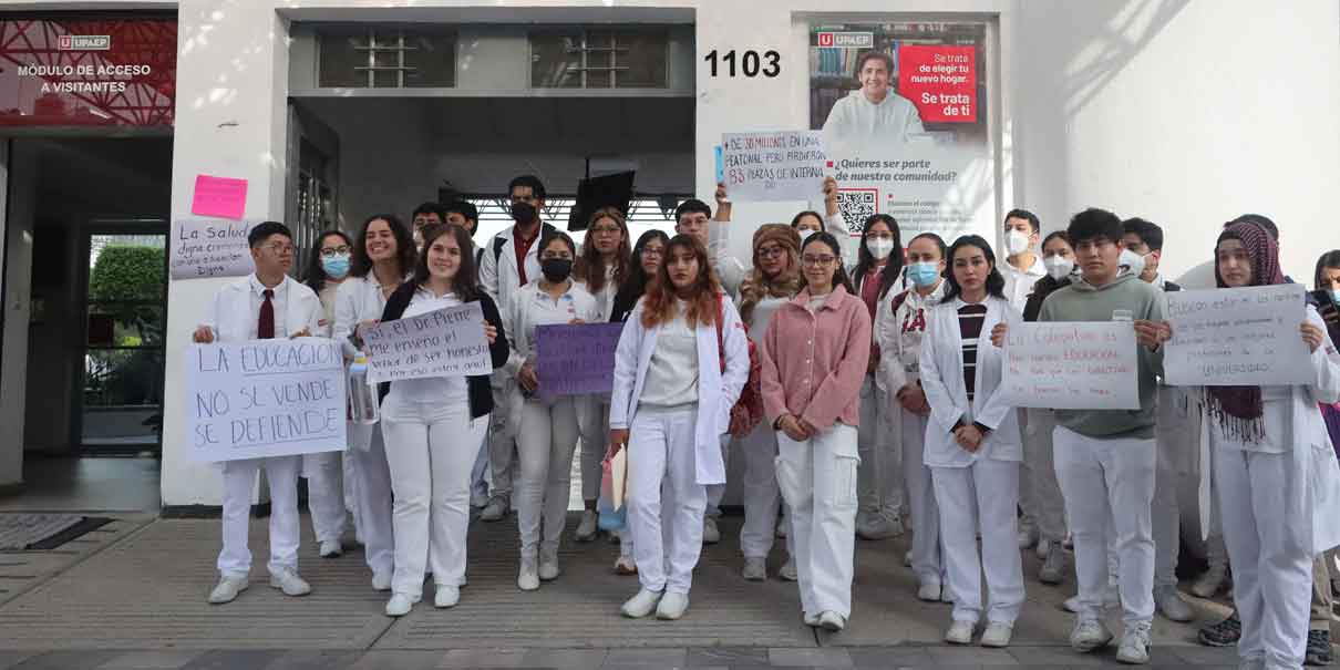 Estudiantes de la Upaep piden destitución de la directora de Medicina; acusan despido de maestros