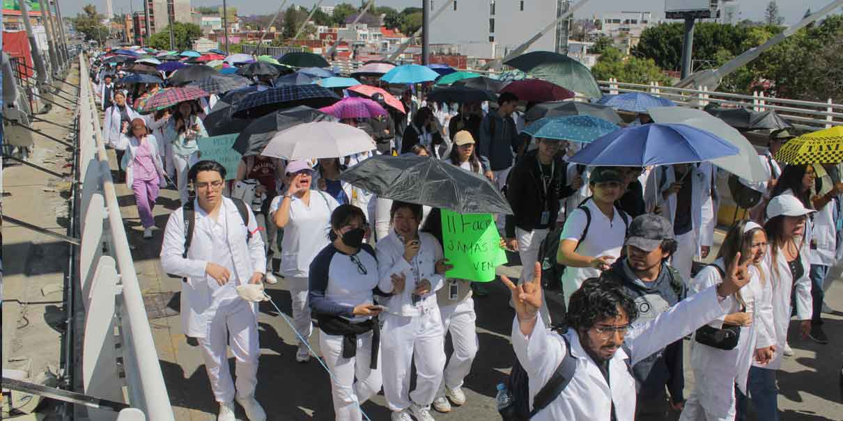 Segunda marcha de universitarios de Medicina BUAP; se dirigen a CU