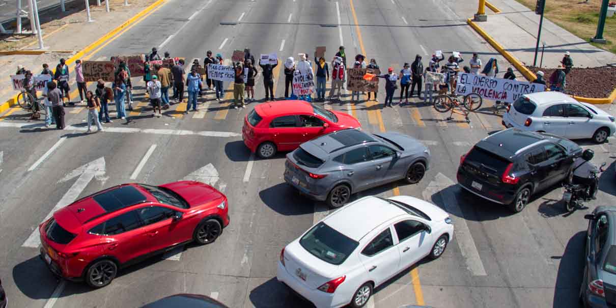 Más peligro que beneficio un paso peatonal de 10 carriles sobre vía Atlixcáyotl