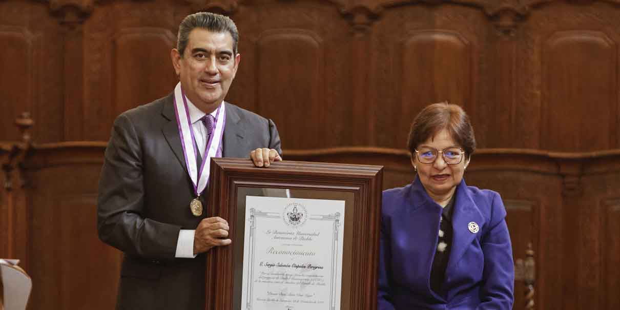 Por apoyar la educación, la BUAP entregó la medalla "Melchor Covarrubias" a Sergio Salomón