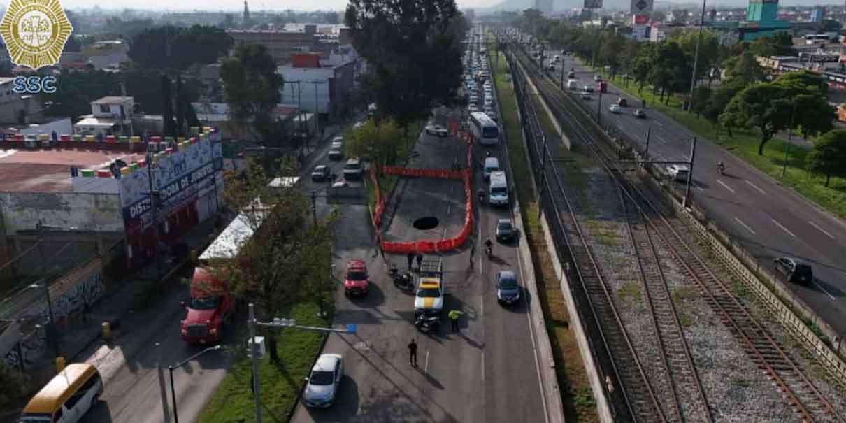 Socavón en Calzada Ignacio Zaragoza deja 3 carriles cerrados en CDMX