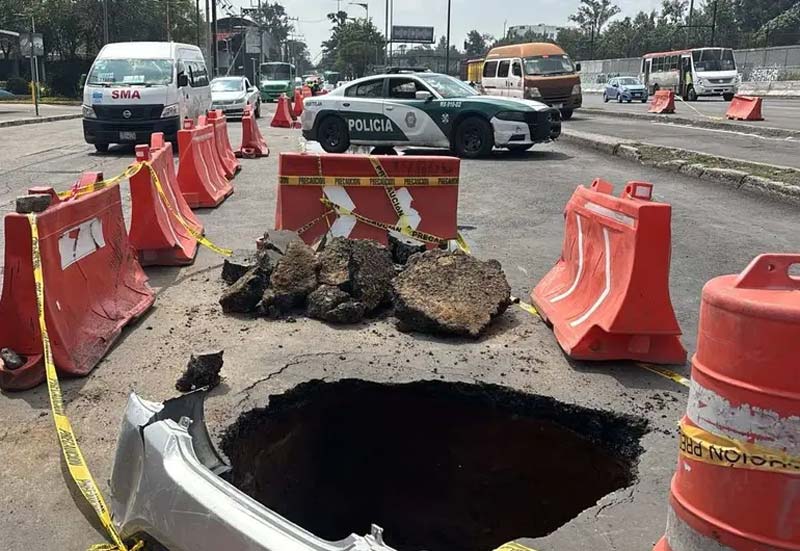 Socavón en Calzada Ignacio Zaragoza deja 3 carriles cerrados en CDMX