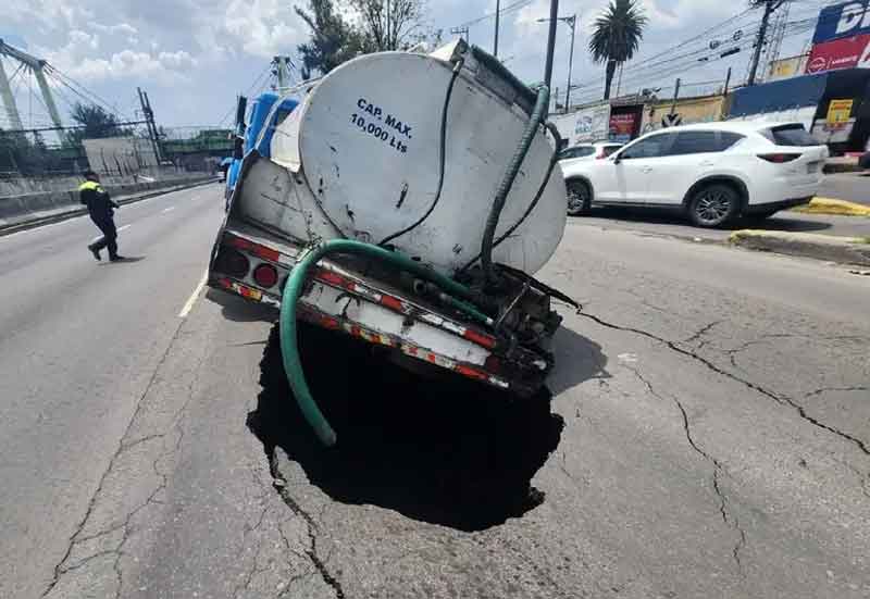 Socavón en Calzada Ignacio Zaragoza deja 3 carriles cerrados en CDMX