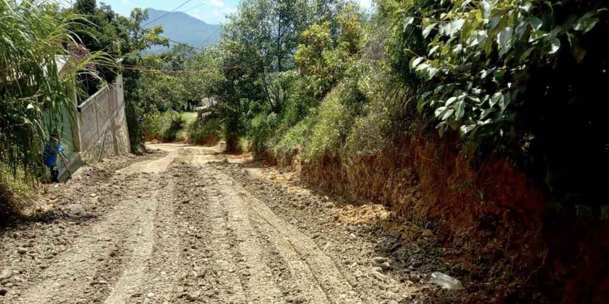 Avanzan obras de pavimentación en comunidades de Huauchinango